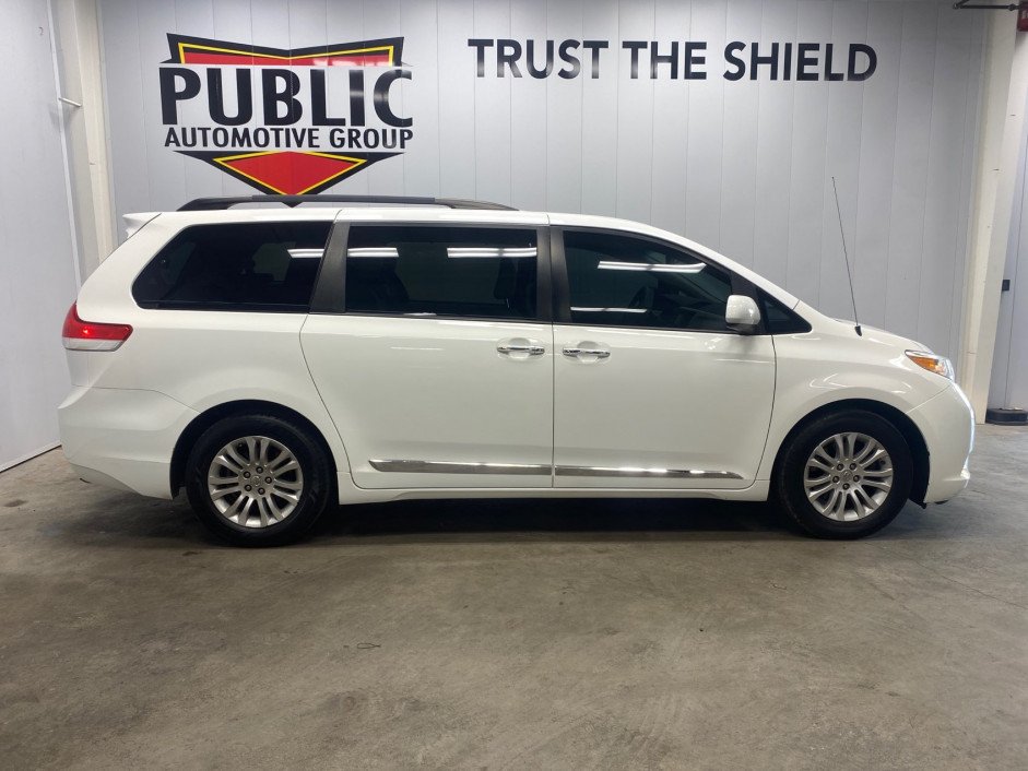 2013 Toyota Sienna XLE's photo