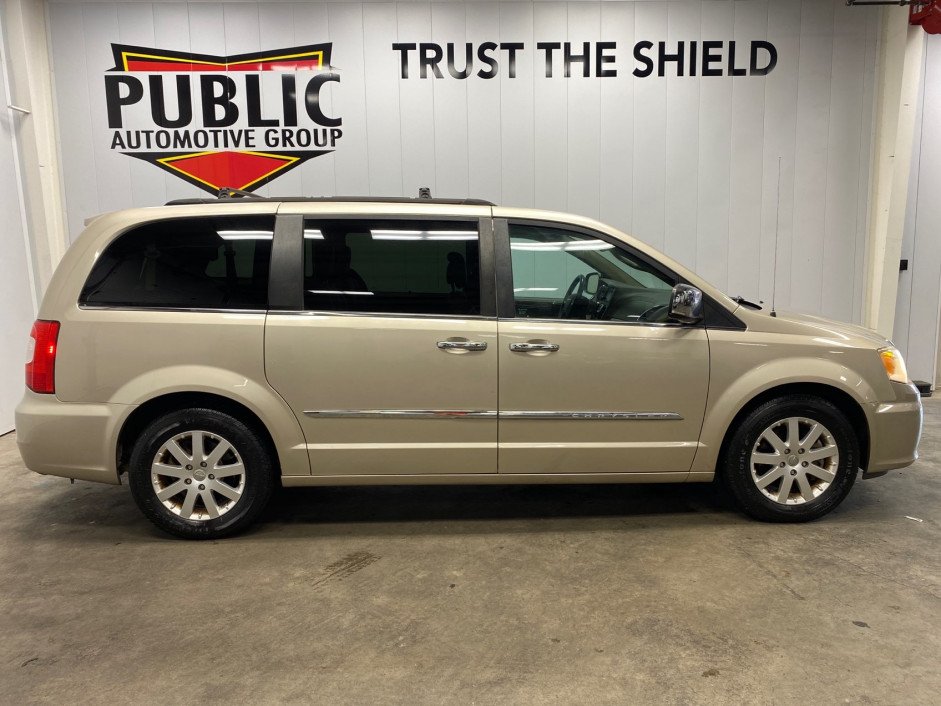 2012 Chrysler Town & Country Touring-L's photo