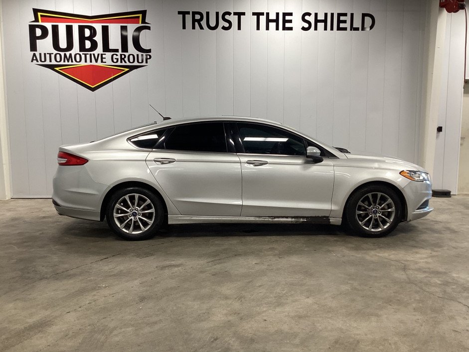 2017 Ford Fusion SE's photo