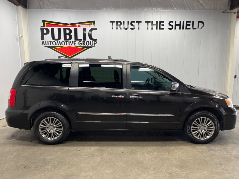 2014 Chrysler Town & Country Touring-L's photo